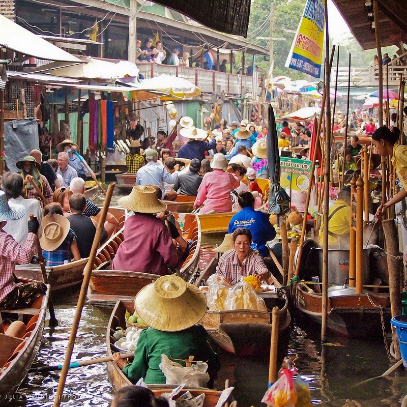 Có lẽ,  chợ nổi ở châu Á được cho là nổi tiếng nhất thuộc về chợ Damnoen Saduak, cách Bangkok 100 km về hướng tây nam. Người dân thường mang các sản vật địa phương hay các đồ ăn hàng ngày để buôn bán. Chợ mở cửa vào sáng sớm và tan lúc 11h trưa.